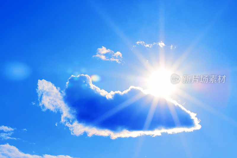 蓝天中的太阳(高分辨率- 5000万像素)